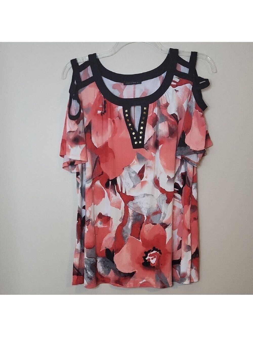 Outfit Potential: Chic Women's Floral Blouse in Red and Black | BB-Dsst0126 - Picture 3 of 5